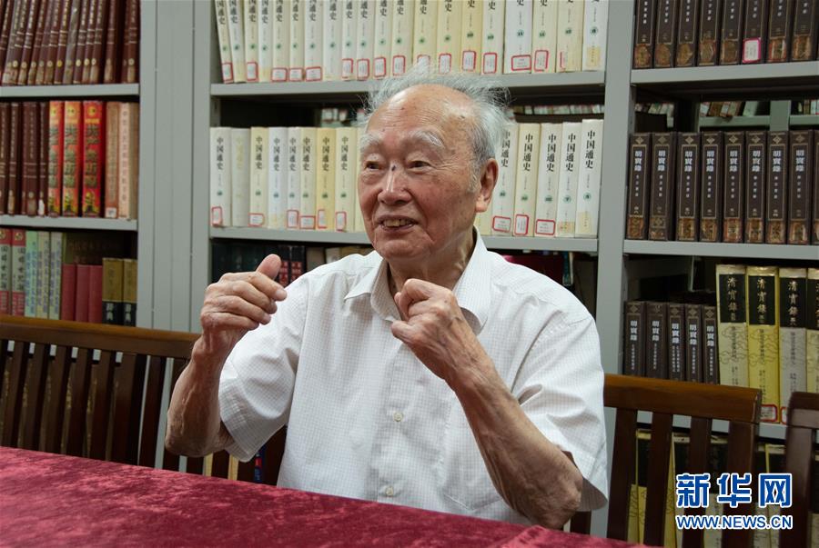 （新華全媒頭條&middot;圖文互動(dòng)）（5）滄海橫流 信仰彌堅(jiān)&mdash;&mdash;記共產(chǎn)黨員、湘潭大學(xué)九旬教授滄南