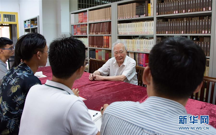 （新華全媒頭條&middot;圖文互動(dòng)）（4）滄海橫流 信仰彌堅(jiān)&mdash;&mdash;記共產(chǎn)黨員、湘潭大學(xué)九旬教授滄南