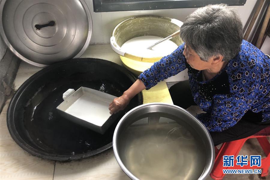 （脫貧攻堅(jiān)&middot;圖文互動）（2）中國東極故事之四：&ldquo;粉皮大娘&rdquo;屈晶的&ldquo;脫貧秘方&rdquo;