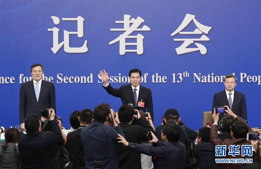 （兩會(huì)&middot;XHDW）（2）商務(wù)部部長(zhǎng)鐘山等就&ldquo;促進(jìn)形成強(qiáng)大國(guó)內(nèi)市場(chǎng) 推動(dòng)全方位對(duì)外開(kāi)放&rdquo;答記者問(wèn)