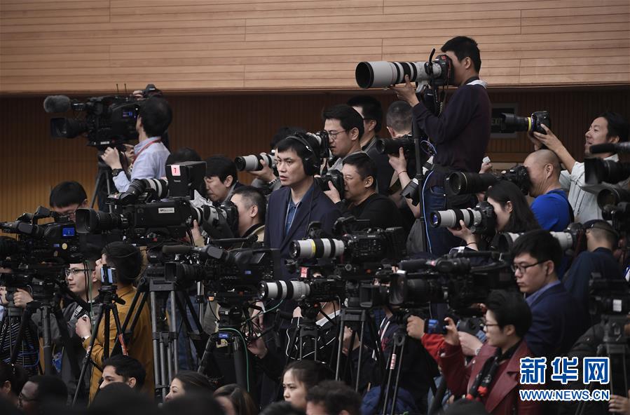 （兩會&middot;XHDW）（9）商務(wù)部部長鐘山等就&ldquo;促進(jìn)形成強(qiáng)大國內(nèi)市場 推動全方位對外開放&rdquo;答記者問