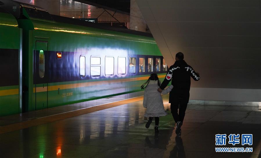 （新春走基層&middot;圖文互動(dòng)）（9）站臺(tái)上的&ldquo;兩塊表&rdquo;