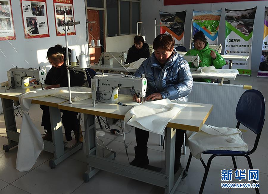 (新春走基層·圖文互動(dòng))(1)脫貧戶“虎妞”的“福袋”