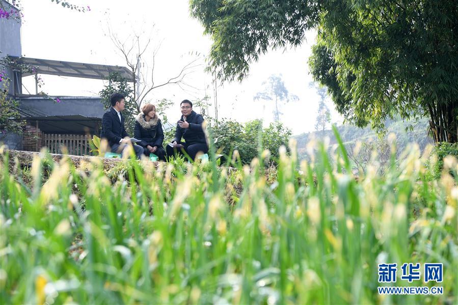 （新華全媒頭條&middot;圖文互動(dòng)）（12）為基層松綁減負(fù)　促干部擔(dān)當(dāng)作為&mdash;&mdash;以習(xí)近平同志為核心的黨中央推進(jìn)&ldquo;基層減負(fù)年&rdquo;工作綜述