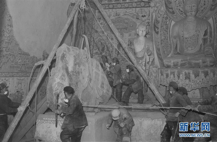 (時代先鋒·圖文互動)(3)此生不悔入沙海 勇?lián)厝问家娊?mdash;—敦煌研究院文物保護(hù)利用群體群像