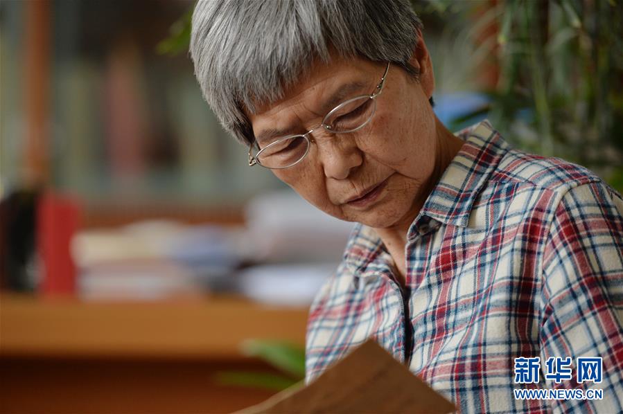 (時代先鋒·圖文互動)(6)此生不悔入沙海 勇?lián)厝问家娊?mdash;—敦煌研究院文物保護(hù)利用群體群像