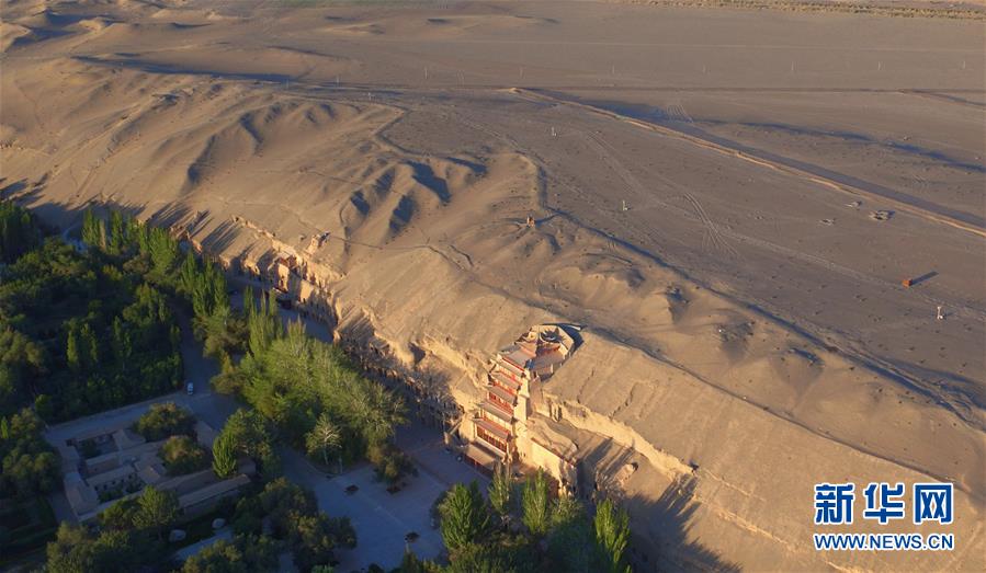 (時代先鋒·圖文互動)(12)此生不悔入沙海 勇?lián)厝问家娊?mdash;—敦煌研究院文物保護(hù)利用群體群像