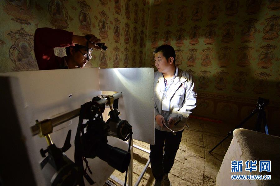 (時代先鋒·圖文互動)(16)此生不悔入沙海 勇?lián)厝问家娊?mdash;—敦煌研究院文物保護(hù)利用群體群像