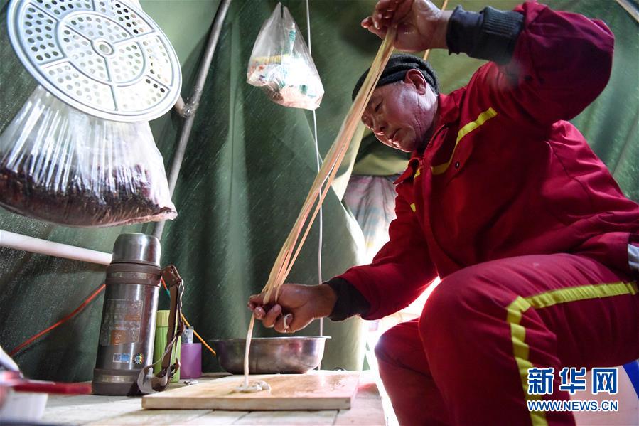 （新春走基層&middot;圖文互動）（7）大漠中，一頂帳篷守歲五年