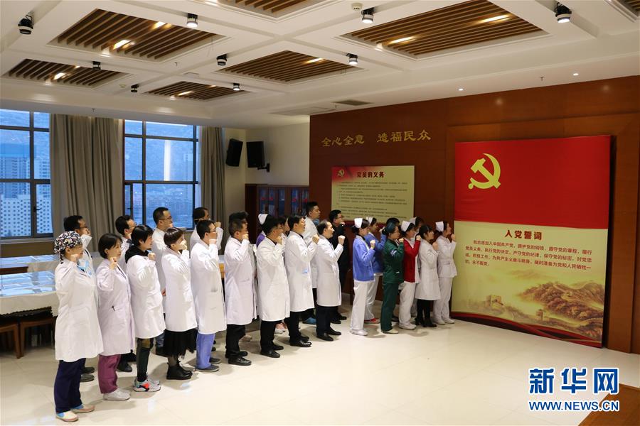 （新華全媒頭條&middot;圖文互動(dòng)）（4）新華社評(píng)論員：危難時(shí)刻，黨員干部要挺身而出&mdash;&mdash;論堅(jiān)決打贏疫情防控阻擊戰(zhàn)