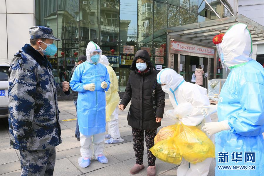 （新華全媒頭條&middot;圖文互動(dòng)）（1）黨旗，高高飄揚(yáng)在防控疫情斗爭第一線&mdash;&mdash;各級黨組織和廣大黨員干部投身疫情防控阻擊戰(zhàn)紀(jì)實(shí)