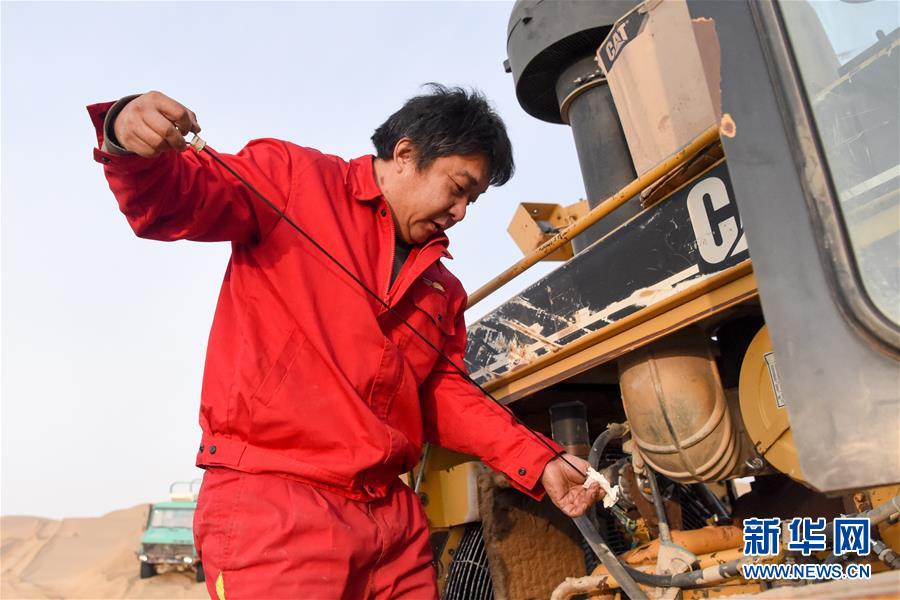 （新春走基層&middot;圖文互動）（4）特寫：與車為伴，獨行沙海