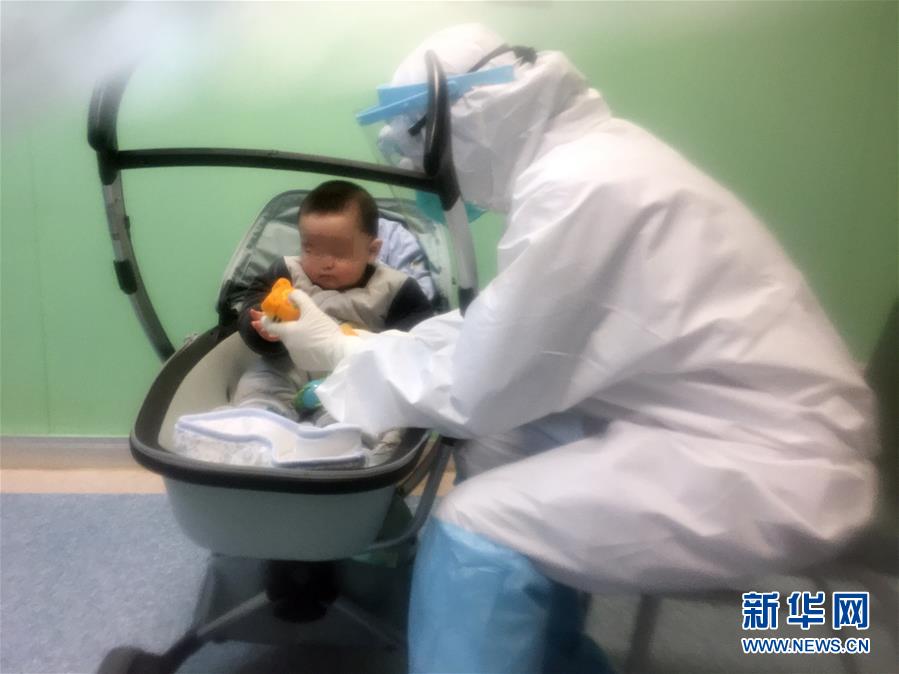 (新華全媒頭條·圖文互動)(7)人間至味是團圓——武漢庚子元宵節(jié)全紀錄