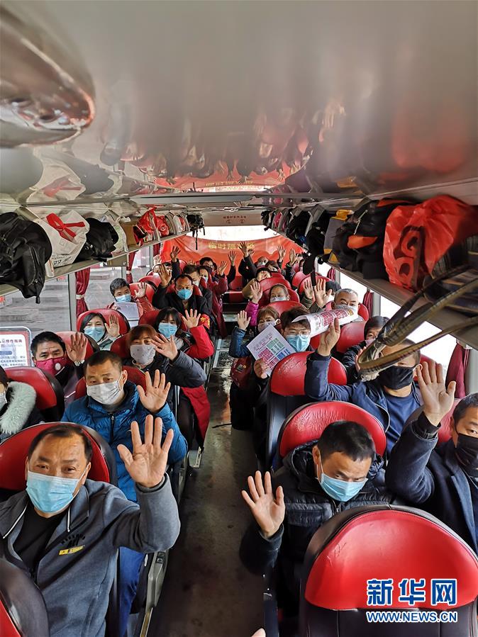 （做好六穩(wěn)工作 應(yīng)對復(fù)雜局面&middot;圖文互動）（1）四川：&ldquo;點對點、一站式&rdquo;送農(nóng)民工安全返崗