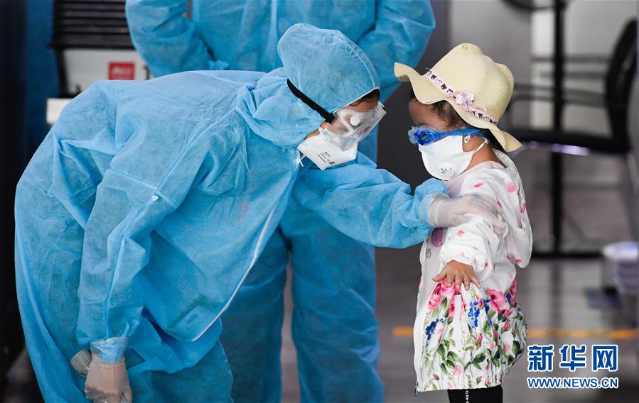 （社會）（2）海南三亞：湖北百余名滯留旅客包機返程