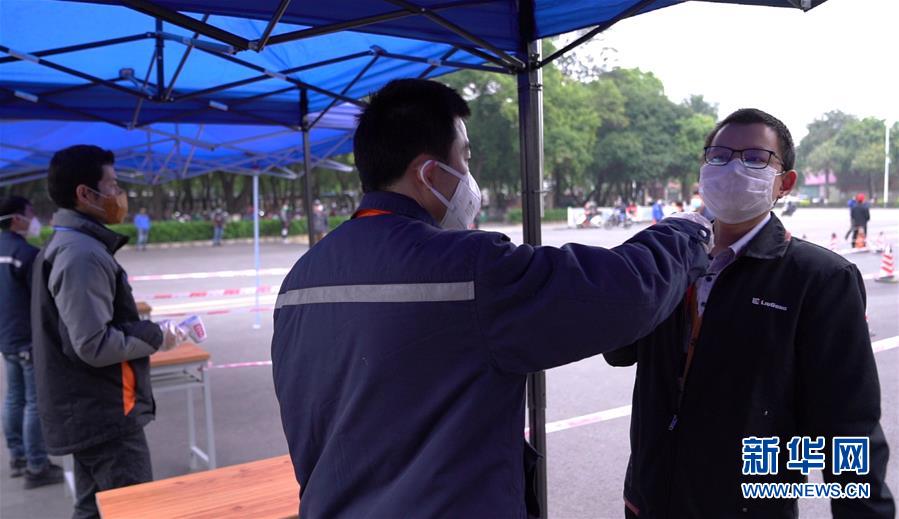 （來自經(jīng)濟(jì)前沿的故事&middot;企業(yè)復(fù)工復(fù)產(chǎn)&middot;圖文互動）（1）戴口罩、測體溫進(jìn)公司&mdash;&mdash;廣西柳工復(fù)工見聞