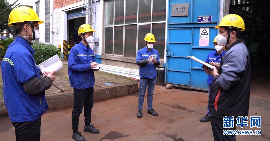 （來自經(jīng)濟(jì)前沿的故事&middot;企業(yè)復(fù)工復(fù)產(chǎn)&middot;圖文互動）（3）戴口罩、測體溫進(jìn)公司&mdash;&mdash;廣西柳工復(fù)工見聞