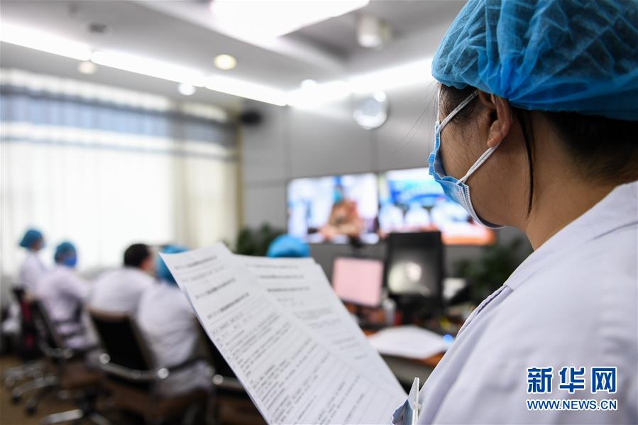 (聚焦疫情防控·圖文互動(dòng))(7)特寫:遠(yuǎn)程醫(yī)療中心里的生命接力