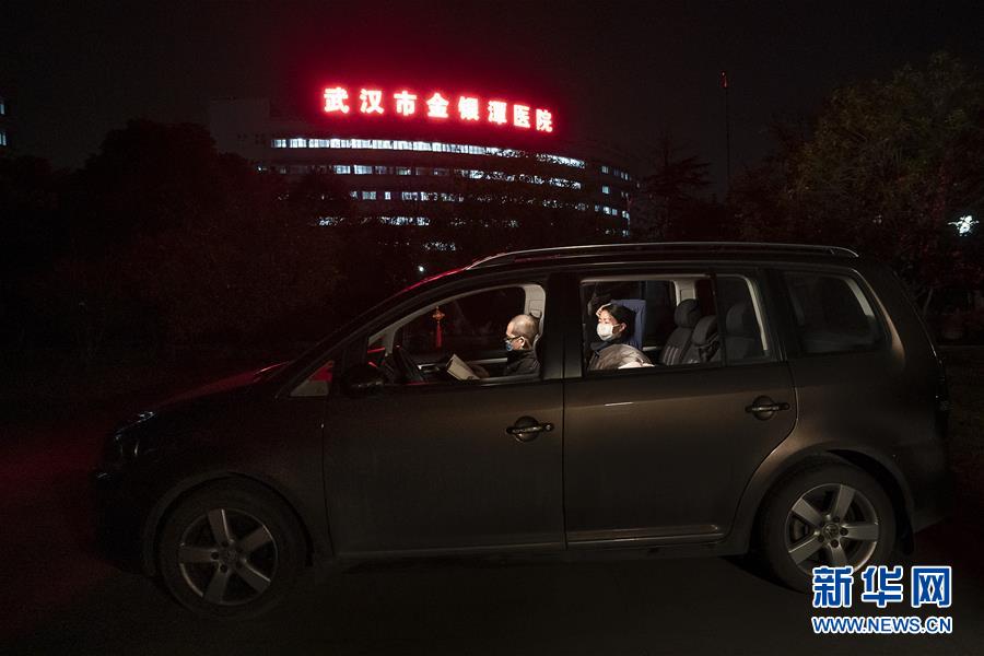 （一線抗疫群英譜&middot;圖文互動）（1）特寫：為節(jié)省10分鐘，這對醫(yī)護(hù)夫妻&ldquo;以車為家&rdquo;