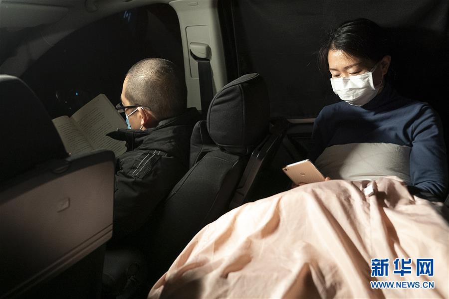 （一線抗疫群英譜&middot;圖文互動）（5）特寫：為節(jié)省10分鐘，這對醫(yī)護(hù)夫妻&ldquo;以車為家&rdquo;