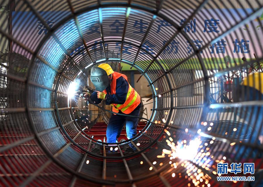 (新華全媒頭條·圖文互動(dòng))(17)磨難壓不垮 奮起正當(dāng)時(shí)——習(xí)近平總書記在統(tǒng)籌推進(jìn)新冠肺炎疫情防控和經(jīng)濟(jì)社會(huì)發(fā)展工作部署會(huì)議上的重要講話振奮人心凝聚力量