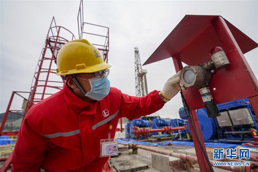 (新華全媒頭條·圖文互動(dòng))(18)磨難壓不垮 奮起正當(dāng)時(shí)——習(xí)近平總書記在統(tǒng)籌推進(jìn)新冠肺炎疫情防控和經(jīng)濟(jì)社會(huì)發(fā)展工作部署會(huì)議上的重要講話振奮人心凝聚力量