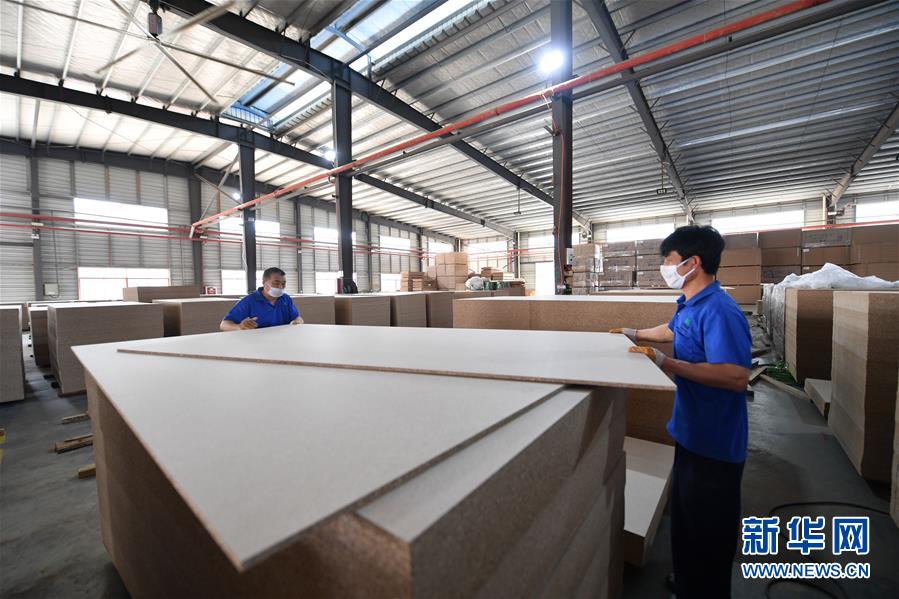 （圖文互動(dòng)）（8）展會(huì)變直播 員工變網(wǎng)紅&mdash;&mdash;千億元家具產(chǎn)業(yè)別樣復(fù)工復(fù)產(chǎn)路