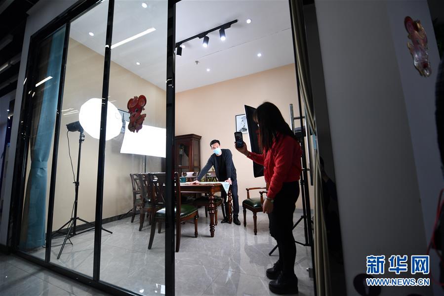 （圖文互動(dòng)）（10）展會(huì)變直播 員工變網(wǎng)紅&mdash;&mdash;千億元家具產(chǎn)業(yè)別樣復(fù)工復(fù)產(chǎn)路