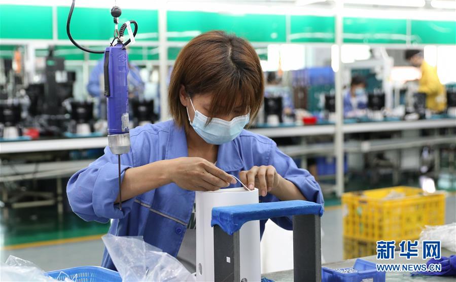 (抓好經(jīng)濟(jì)發(fā)展 應(yīng)對復(fù)雜局面·圖文互動)(1)在“家電之都”順德看“中國制造”抗壓前行