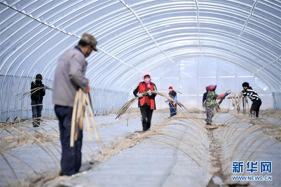 (在習(xí)近平新時(shí)代中國(guó)特色社會(huì)主義思想指引下——新時(shí)代新作為新篇章·習(xí)近平總書(shū)記關(guān)切事·圖文互動(dòng))(1)戰(zhàn)“疫”戰(zhàn)“貧”都要贏——脫貧攻堅(jiān)一線打響兩場(chǎng)硬仗