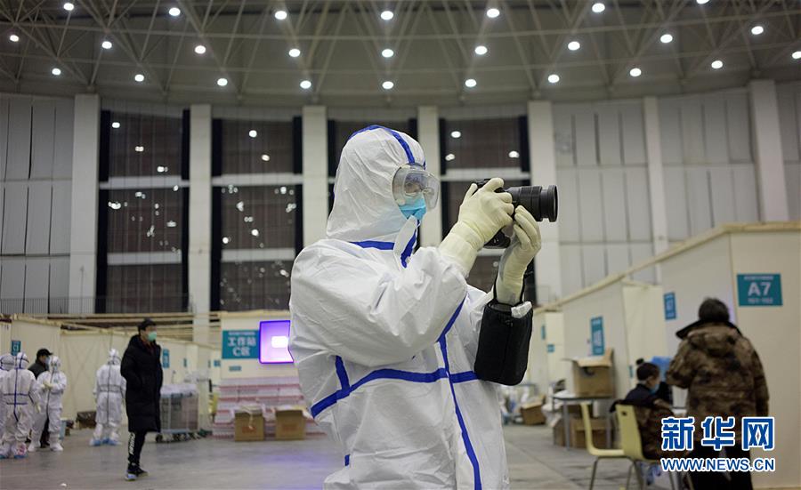 （一線抗疫群英譜&middot;特稿&middot;圖文互動(dòng)）（4）不畏艱險(xiǎn)，深入一線&mdash;&mdash;&ldquo;武漢保衛(wèi)戰(zhàn)&rdquo;一線新聞工作者素描