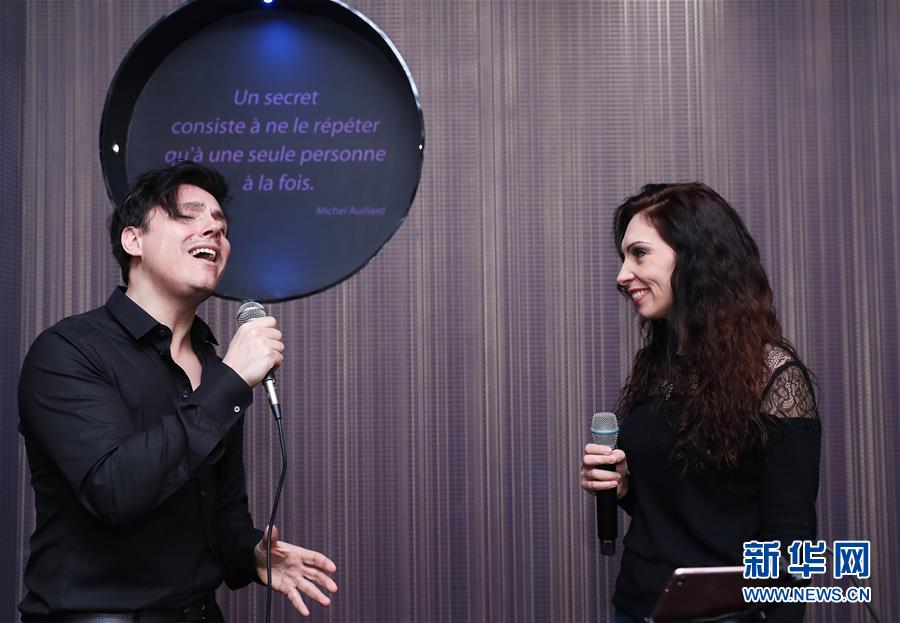 （國際&middot;圖文互動）（2）通訊：手牽手，我們共同驅(qū)散陰霾&mdash;&mdash;法國音樂人創(chuàng)作抗疫歌曲背后的故事