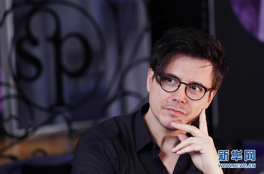 （國際&middot;圖文互動）（3）通訊：手牽手，我們共同驅(qū)散陰霾&mdash;&mdash;法國音樂人創(chuàng)作抗疫歌曲背后的故事