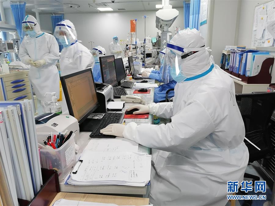 （聚焦疫情防控&middot;圖文互動）（2）特寫：&ldquo;90后&rdquo;醫(yī)護情侶的抗疫堅守