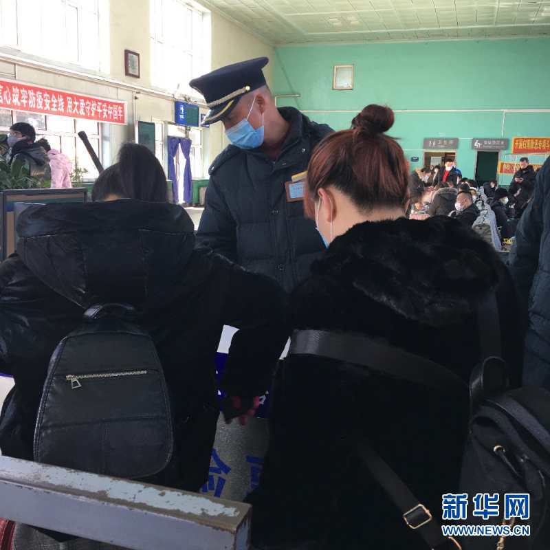 （新華網(wǎng)&middot;圖文互動）（2）疫情下，小站鐵路安檢員收獲10多萬粉絲