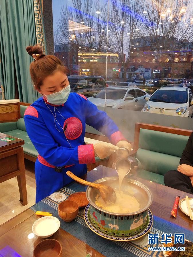 （圖文互動）（2）特寫：限人數(shù)、分餐吃、用公筷&mdash;&mdash;偏遠(yuǎn)小城&ldquo;吃飯&rdquo;見聞