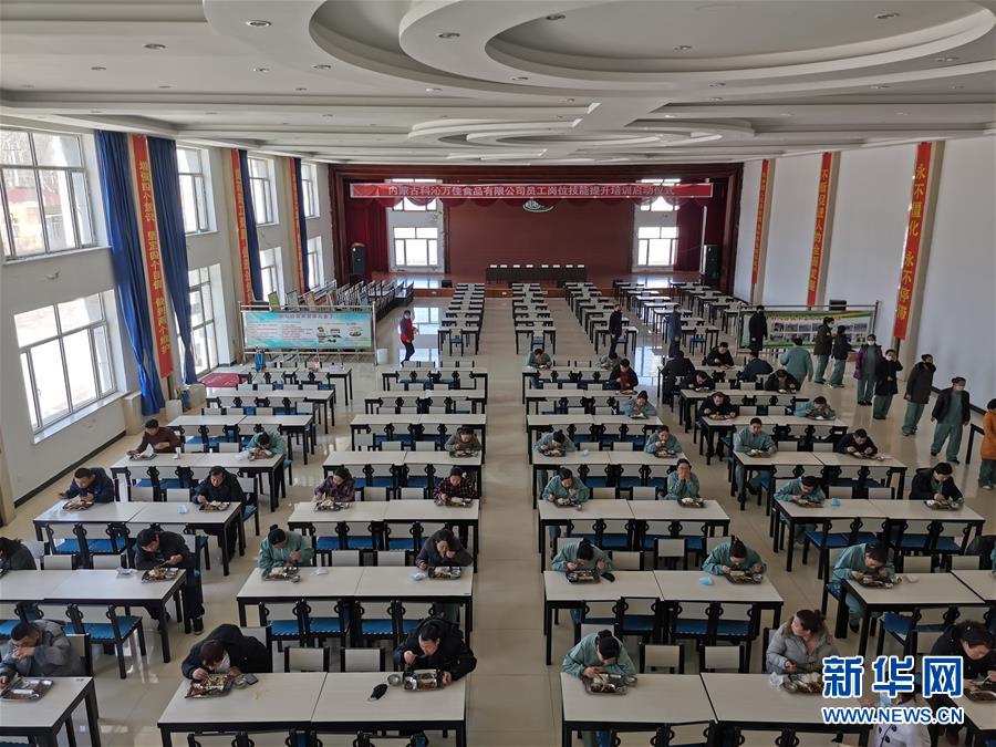 （圖文互動）（3）特寫：限人數(shù)、分餐吃、用公筷&mdash;&mdash;偏遠(yuǎn)小城&ldquo;吃飯&rdquo;見聞