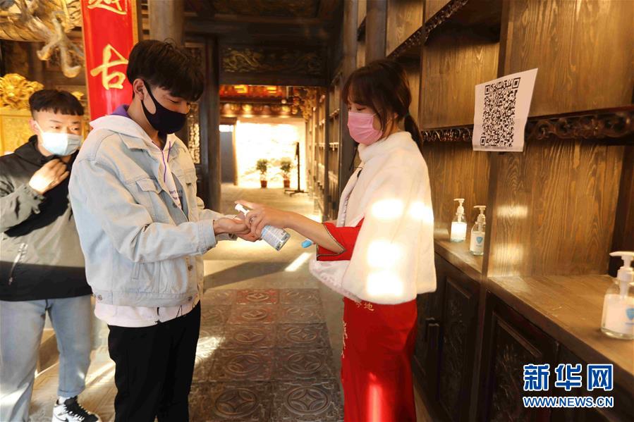（圖文互動）（5）特寫：限人數(shù)、分餐吃、用公筷&mdash;&mdash;偏遠(yuǎn)小城&ldquo;吃飯&rdquo;見聞