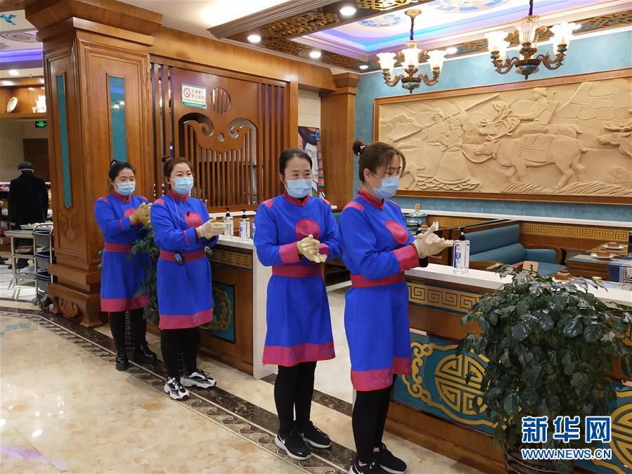 （圖文互動）（6）特寫：限人數(shù)、分餐吃、用公筷&mdash;&mdash;偏遠(yuǎn)小城&ldquo;吃飯&rdquo;見聞