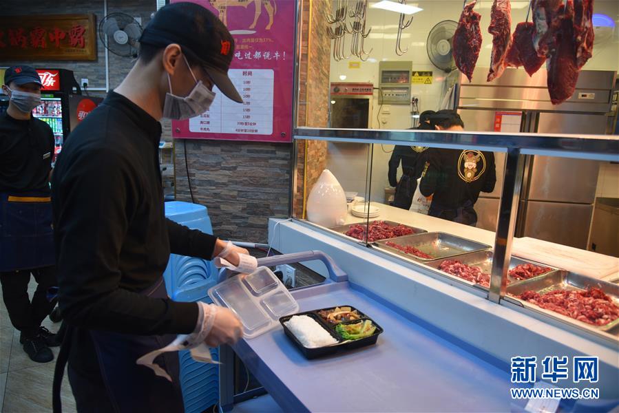 （聚焦復(fù)工復(fù)產(chǎn)&middot;圖文互動）（3）觸網(wǎng)接單、開發(fā)簡餐、直播賣貨&mdash;&mdash;餐企換招自救