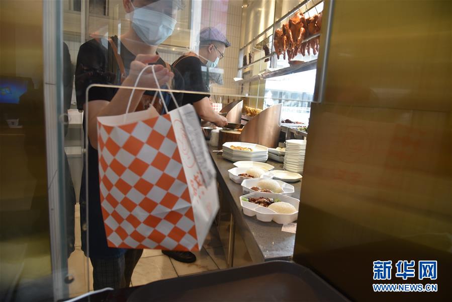 （聚焦復(fù)工復(fù)產(chǎn)&middot;圖文互動）（4）觸網(wǎng)接單、開發(fā)簡餐、直播賣貨&mdash;&mdash;餐企換招自救