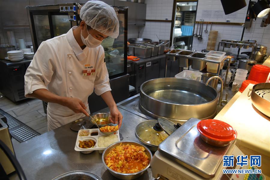 （聚焦復(fù)工復(fù)產(chǎn)&middot;圖文互動）（5）觸網(wǎng)接單、開發(fā)簡餐、直播賣貨&mdash;&mdash;餐企換招自救