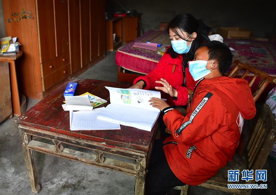 （決戰(zhàn)決勝脫貧攻堅(jiān)&middot;圖文互動(dòng)）（3）特寫：疫情下的一堂特殊送教上門課