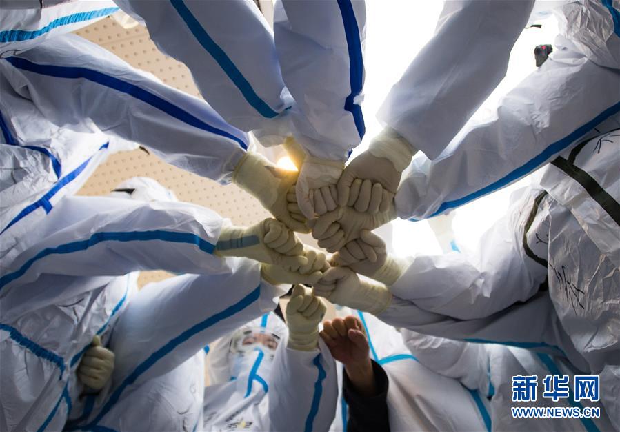 (新華全媒頭條·在習(xí)近平新時代中國特色社會主義思想指引下——新時代新作為新篇章·圖文互動)(2)同心戰(zhàn)“疫”彰顯人民至上——各地各部門貫徹落實習(xí)近平總書記重要指示精神統(tǒng)籌推進(jìn)疫情防控和經(jīng)濟(jì)社會發(fā)展