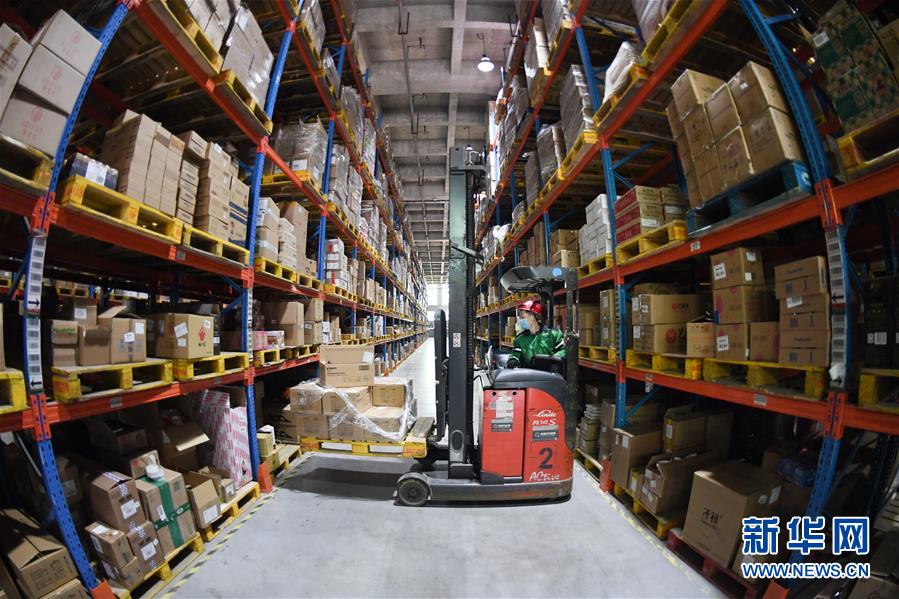 (新華全媒頭條·在習(xí)近平新時代中國特色社會主義思想指引下——新時代新作為新篇章·圖文互動)(9)同心戰(zhàn)“疫”彰顯人民至上——各地各部門貫徹落實習(xí)近平總書記重要指示精神統(tǒng)籌推進(jìn)疫情防控和經(jīng)濟(jì)社會發(fā)展