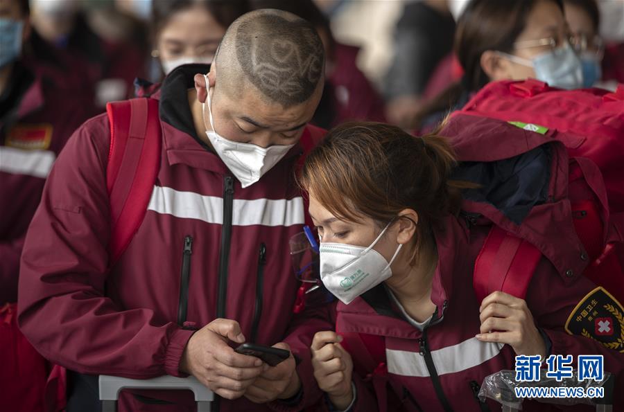 （新華全媒頭條&middot;圖文互動）（9）最美逆行者，武漢永遠(yuǎn)記得你！&mdash;&mdash;首批援鄂醫(yī)療隊(duì)返程紀(jì)實(shí)