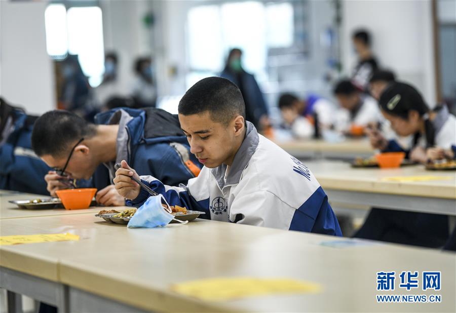 （圖文互動(dòng)）（6）&ldquo;早&rdquo;安同學(xué)，&ldquo;早&rdquo;安老師！&mdash;&mdash;新疆初高中畢業(yè)班復(fù)課一周回訪見(jiàn)聞