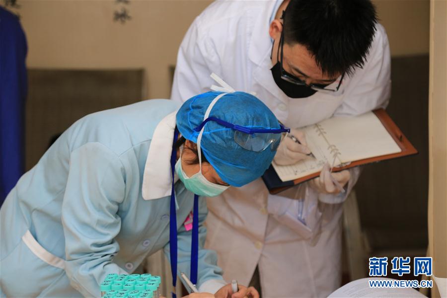 （習(xí)近平致敬的戰(zhàn)&ldquo;疫&rdquo;英雄&middot;科技工作者篇&middot;圖文互動(dòng)）（8）他們，爭(zhēng)分奪秒與病魔較量