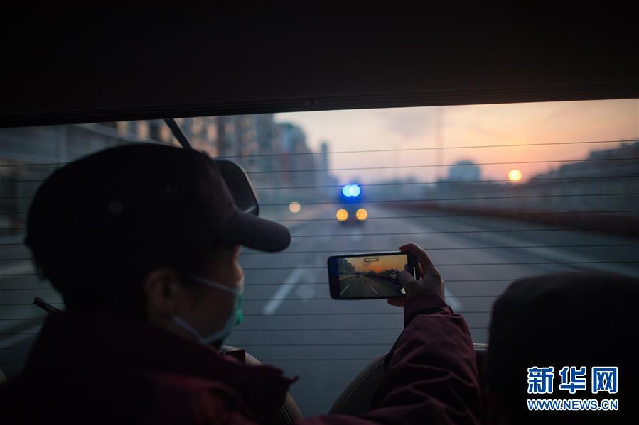 （新華全媒頭條&middot;習近平致敬的戰(zhàn)&ldquo;疫&rdquo;英雄&middot;武漢人民篇&middot;圖文互動）（12）壯哉，大武漢&mdash;&mdash;獻給英雄的武漢人民