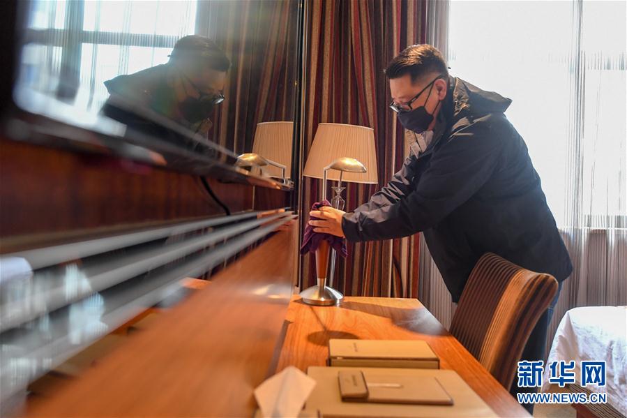 （一線抗疫群英譜&middot;圖文互動）（3）服務(wù)白衣天使的&ldquo;管家&rdquo;艾厚宇